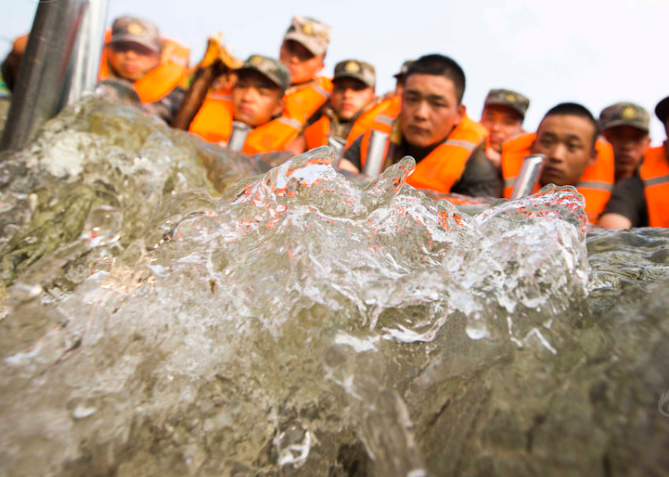 内河决堤水势凶猛 解放军官兵用身体筑坝挡水6小时-第8页-滚动新闻-金