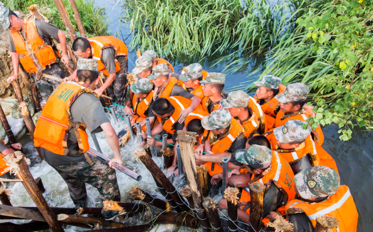 内河决堤水势凶猛 解放军官兵用身体筑坝挡水6小时-第9页