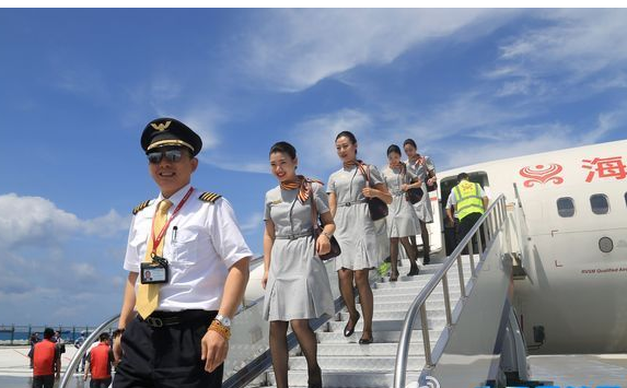 中国民航着陆南沙机场 空姐挥舞国旗拍照留念-第11页