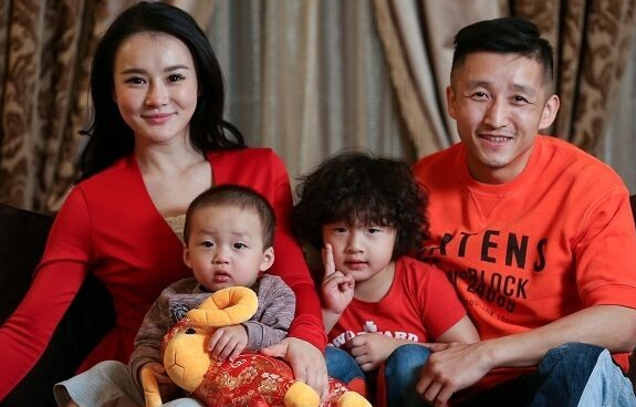 本周五,《妈妈是超人》冉莹颖和邹市明带轩轩去拜访了九球天后潘晓婷.