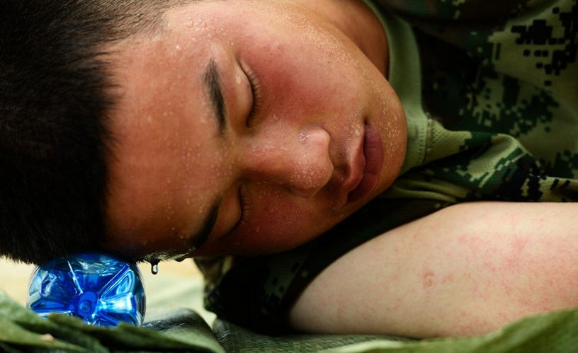 抢险一线席地休整的武警官兵 令人心疼