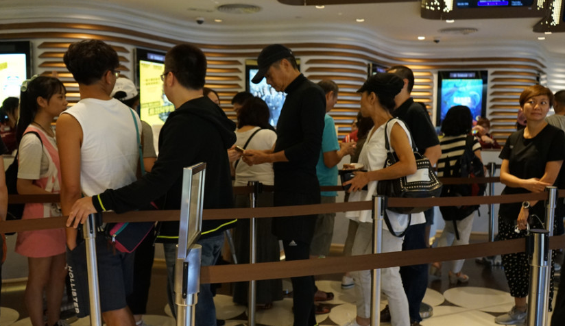 周润发带发嫂影院排队买票看《寒战2》