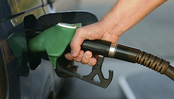 美国汽油价格跌至12年来最低