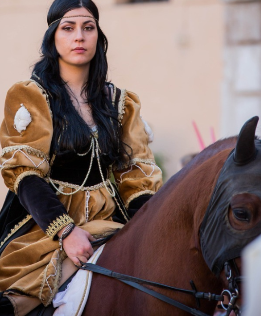 意大利罗马,当地民众身着古代服饰,骑马游行,庆祝狂欢节.