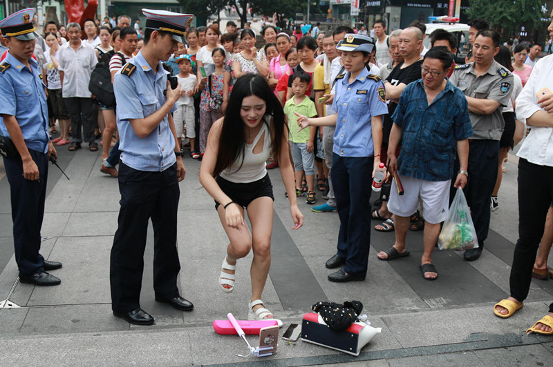 上一頁下一頁 7月13日,重慶,重慶觀音橋商圈現一美女主播,美女主播