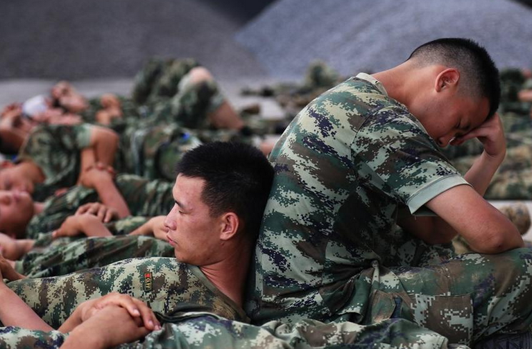 抢险一线席地休整的武警官兵 令人心疼