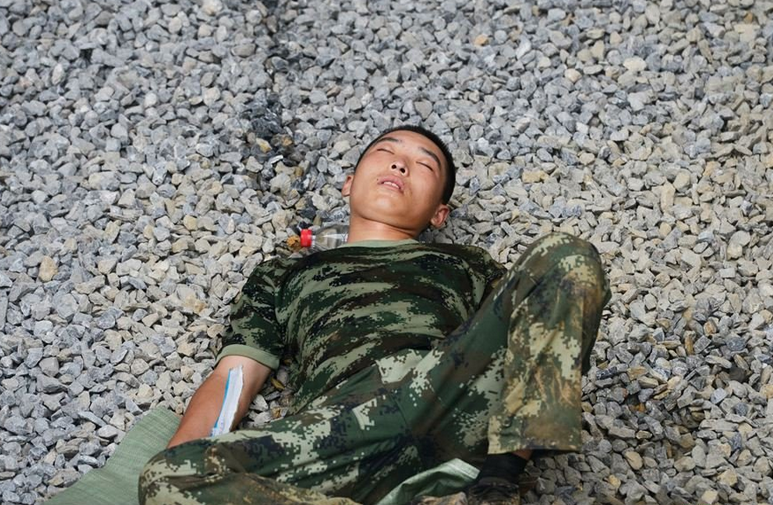 军人睡觉姿势图片