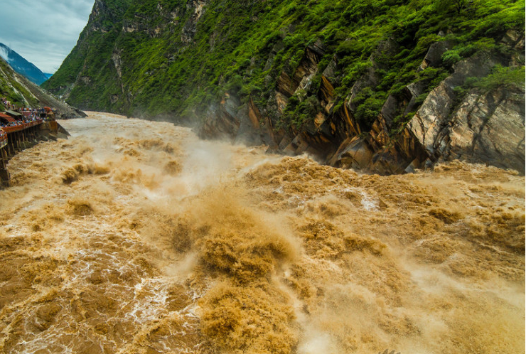 金沙江流经石鼓镇长江第一湾之后,忽然掉头北上,从哈巴雪山和玉龙雪山
