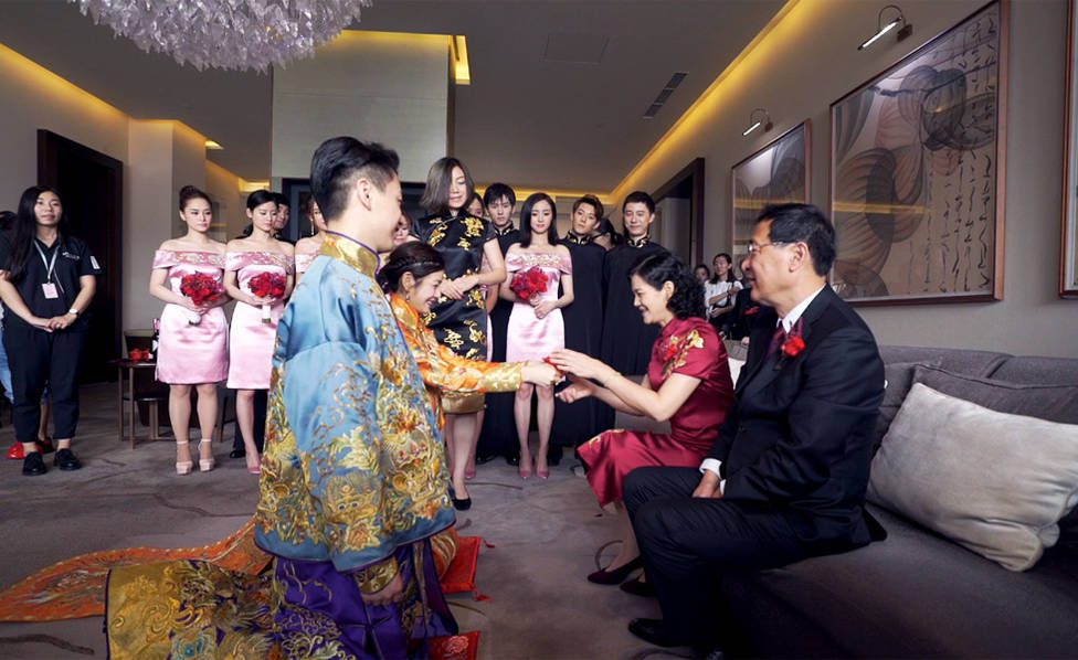 陈晓陈妍希穿中式礼服大婚 伴郎伴娘闪亮登场