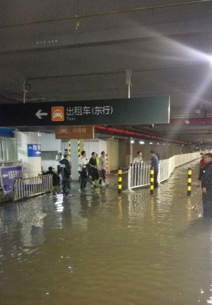 北京西站雨水倒灌积水有鱼冒出 官兵正在使用工具进行抽水-第2页