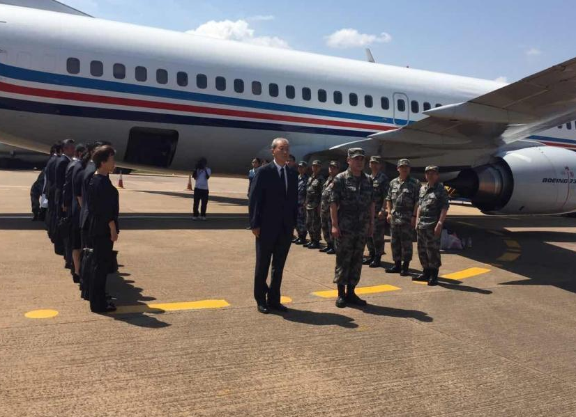 接运烈士李磊,杨树朋灵柩的中国军队工作组空军飞机从乌干达起飞回国