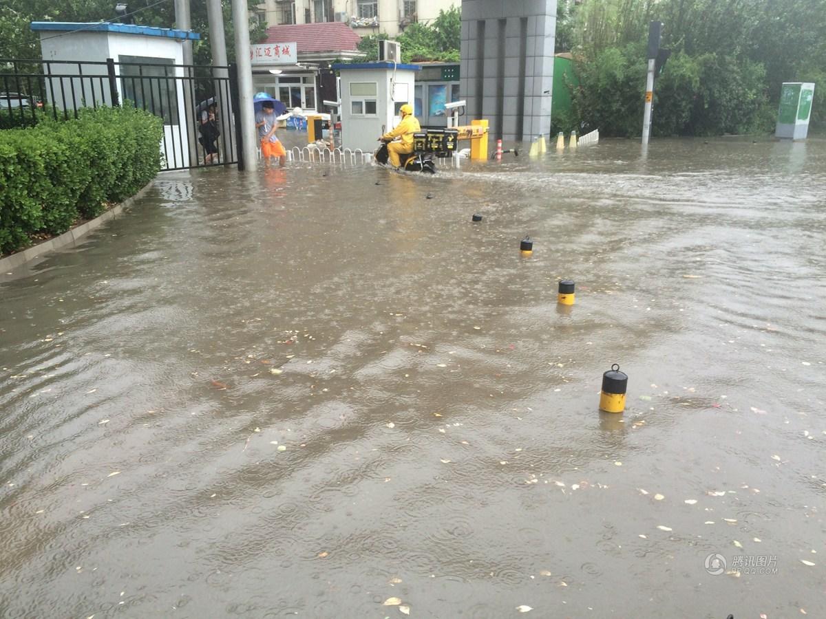 摘要:北京遭遇暴雨襲擊,城區內積水嚴重.