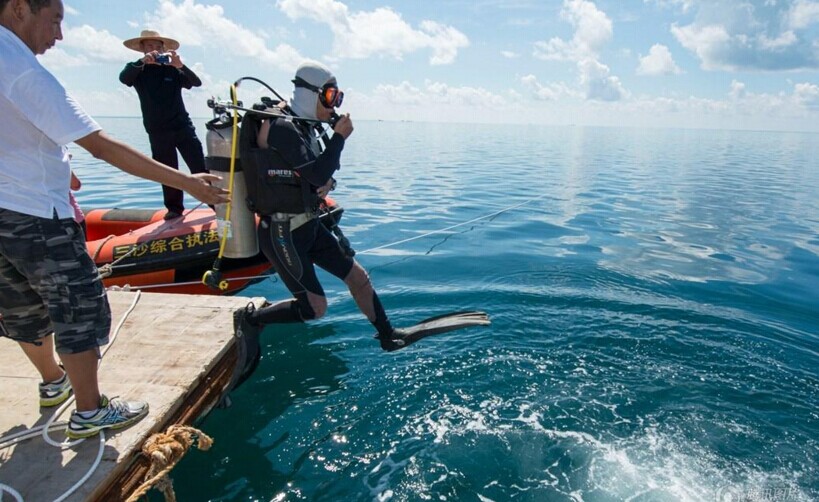 图为海洋专家穿潜水服对三沙永乐龙洞进行水下探查.