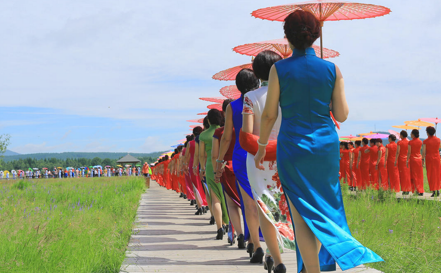 河北木兰围场上演千人旗袍秀 民族服饰重焕生机-第4页