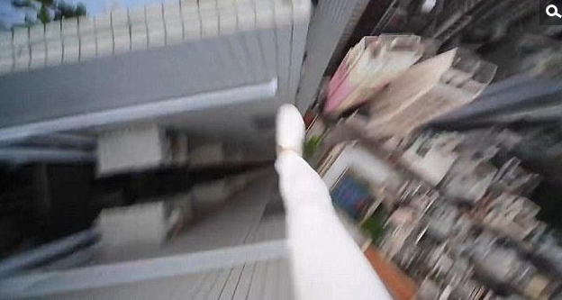 俄罗斯小哥楼顶后空翻成为网红 网友直呼看得