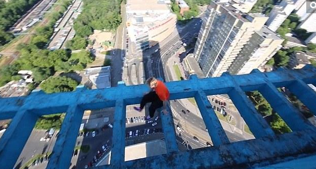 俄罗斯小哥楼顶后空翻成为网红 网友直呼看得