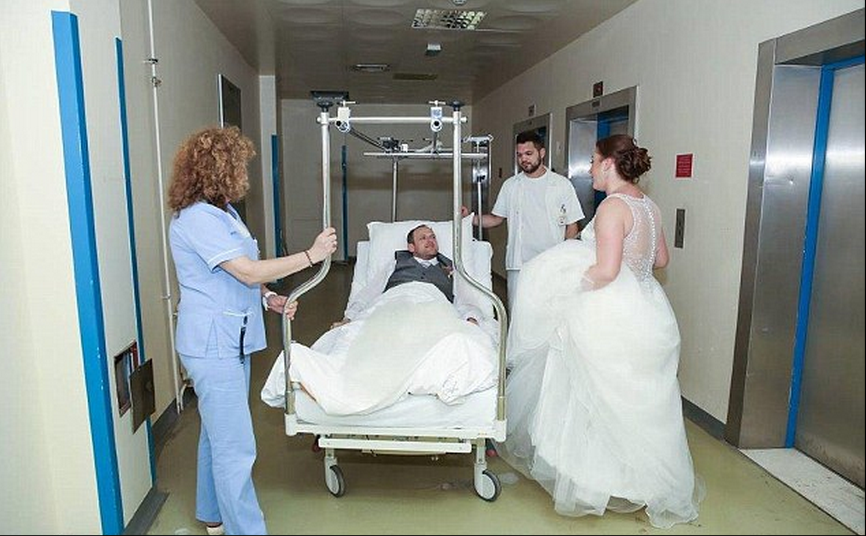 完婚,印证了那句"无论疾病还驶す 推病床推病床在病床上举行婚礼新娘