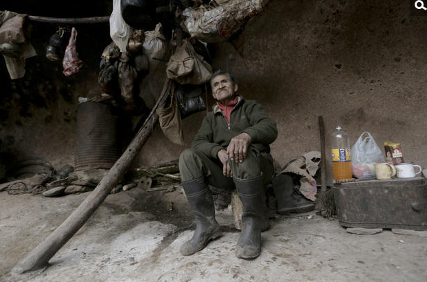 79岁爷爷隐居山洞40年 靠打猎维持生计