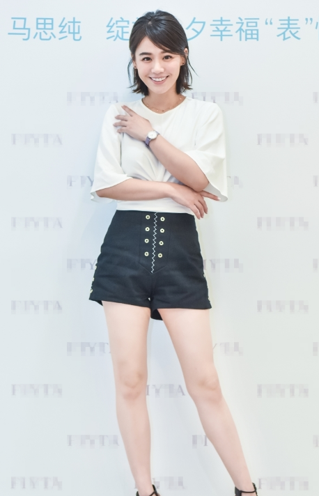 马思纯现身时尚活动 酷感十足大秀美腿-第2页