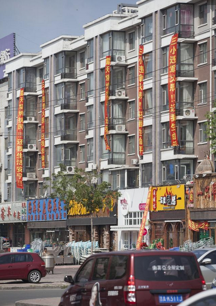 第二,楼后的彩钢房必须拆除,商户的后门要封死,并恢复绿化.