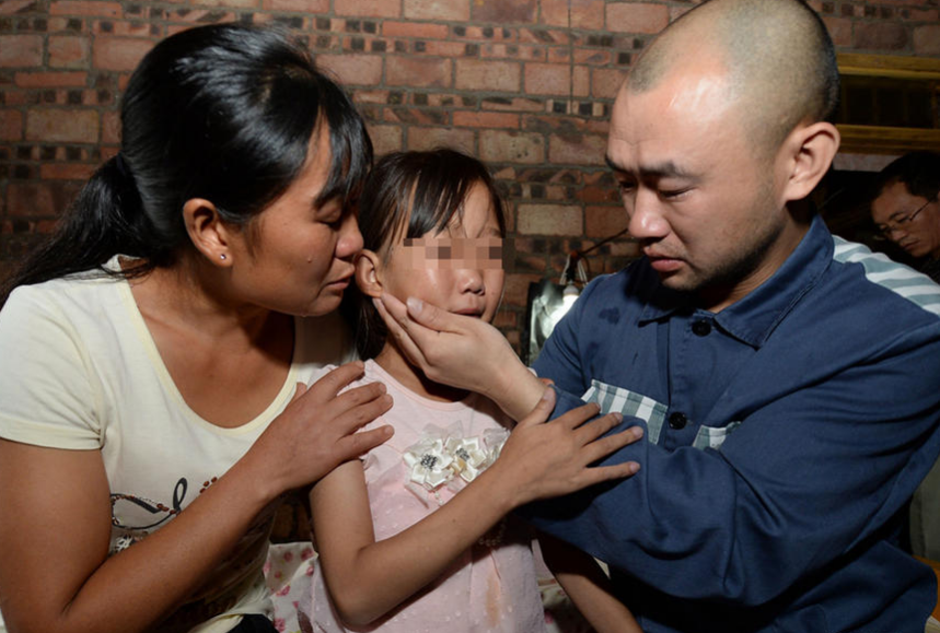 云南12岁女孩病重想爸爸 父亲穿囚服为其过生日