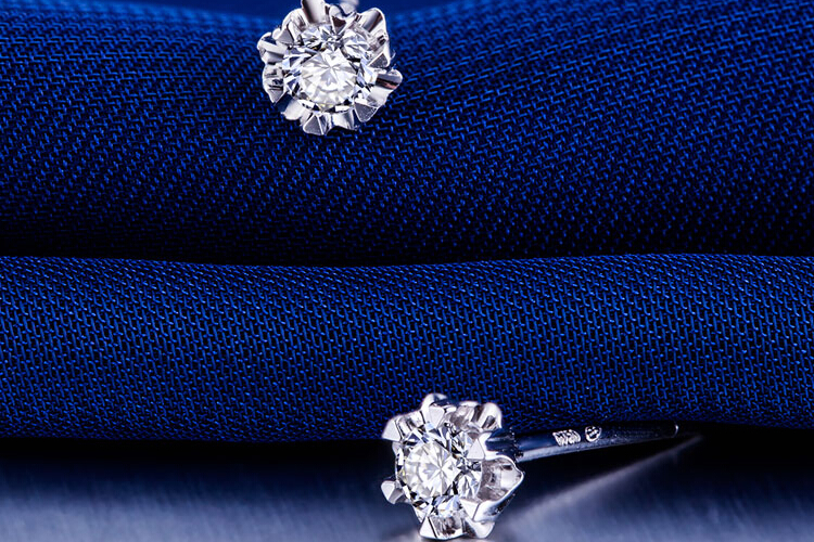 伟德国际章泽天戴775万耳环却没被骂净资产达600亿选择比努力重要