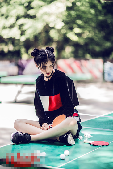 季穿衣搭配造型示范 长袖热裤小挎包一起浪起