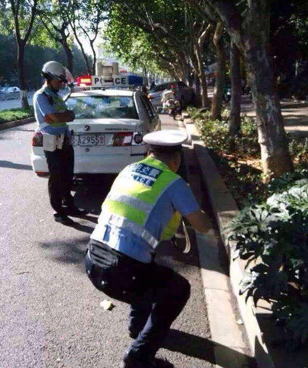 據現場西山公安分局東陸橋派出所民警介紹,事發時他們正在出警,寶馬車