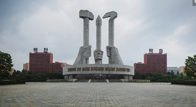 图为平壤建党纪念塔.