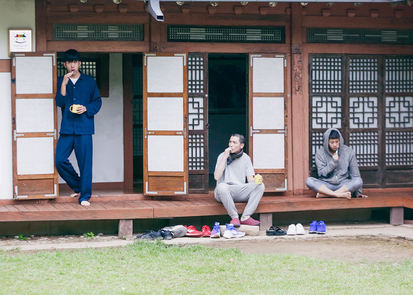 录制期间起床的素颜照曝光 井柏然白敬亭生无