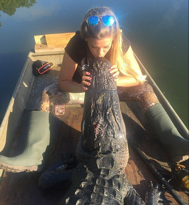 美女爱好抓鳄鱼:天啦噜这爱好逆天了