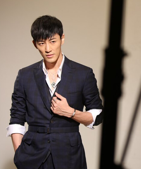 林峰为其代言珠宝品牌拍摄广告照 暴瘦成"男版郑爽"