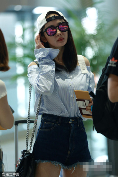 杨幂现身首都机场 穿衣搭配一字肩吊带衬衫少