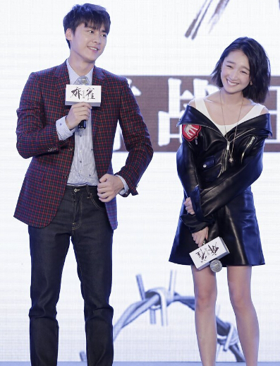 周冬雨帅酷出席《麻雀》发布会 跟李易峰同场搞怪笑点多