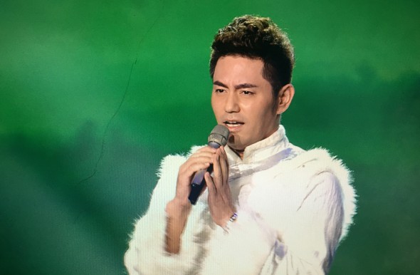 牟凤彬亮相央视综艺节目《回声嘹亮》 寻香妃重现经典歌曲