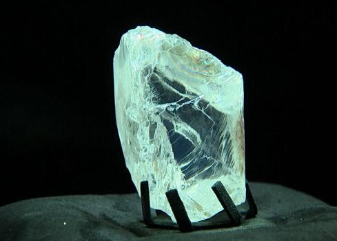 身价6300万美元 重达813克拉钻石原钻揭开神秘面纱