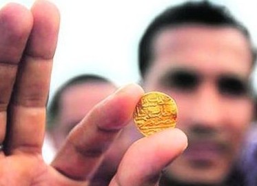 印度尼西亚妇人采牡蛎 发现亚齐王国古代金币