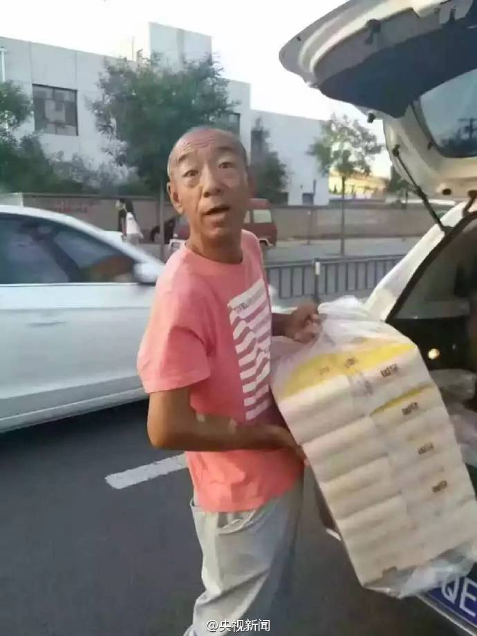 退伍军人卖纸自救 军人退伍为何低保不够用?