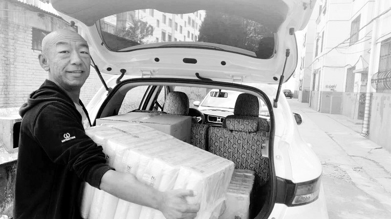 退伍军人卖纸自救 军人退伍为何低保不够用?