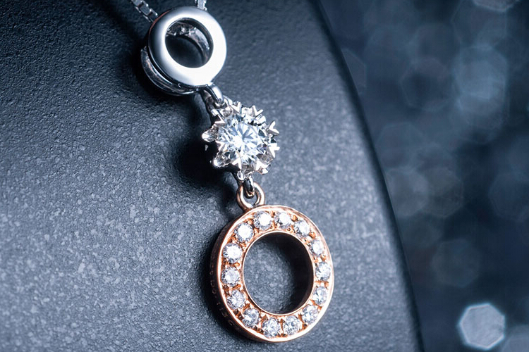 周六福珠宝18k金雪花钻石圆形相扣吊坠_珠宝图片
