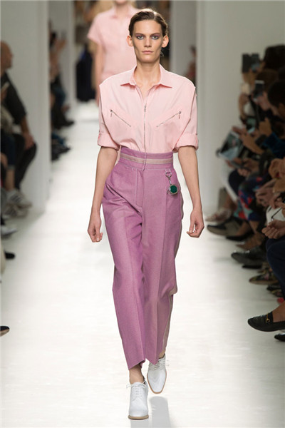 法国服装品牌 hermes(爱马仕)于巴黎时装周发布2017春夏系列时装秀.