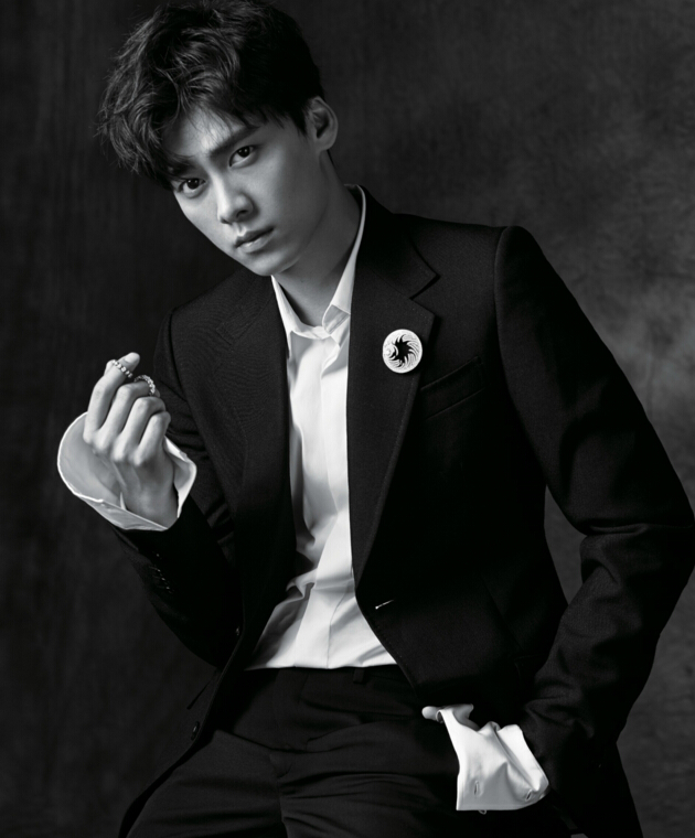 李易峰《芭莎珠宝》封面大刊 黑白影像展现忧郁气质