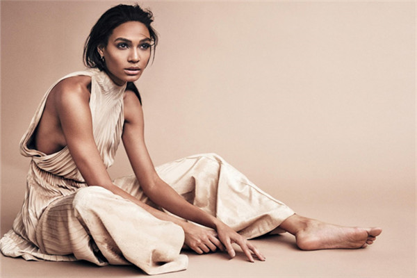 超模Joan Smalls登上《Harper's Bazaar》杂志