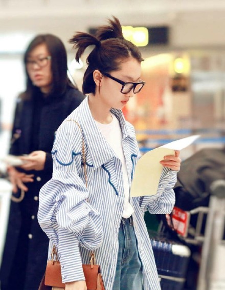 周冬雨新造型亮相机场 冲天双马尾抢镜