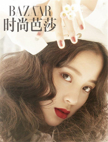 欧阳娜娜街拍穿衣搭配遭吐槽 红唇大卷发变30