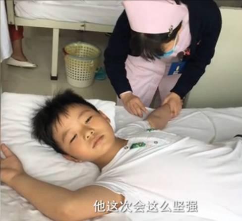 然而刚满8岁的曹胤鹏体重还不到90斤，所以为了让自己能尽快救爸爸，8岁的曹胤鹏瞬间变成了小大人。家人和曹胤鹏制定了一套营救计划，