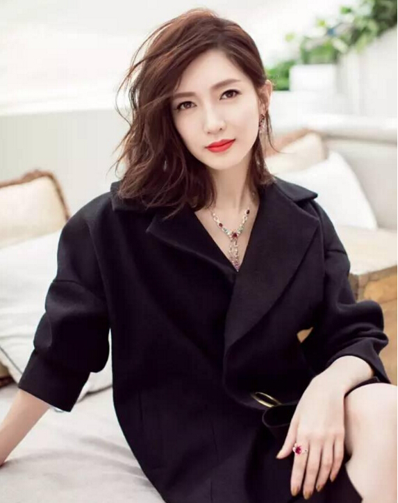 江疏影《芭莎珠宝》时尚照曝光 御姐脸的她最喜欢少女系珠宝