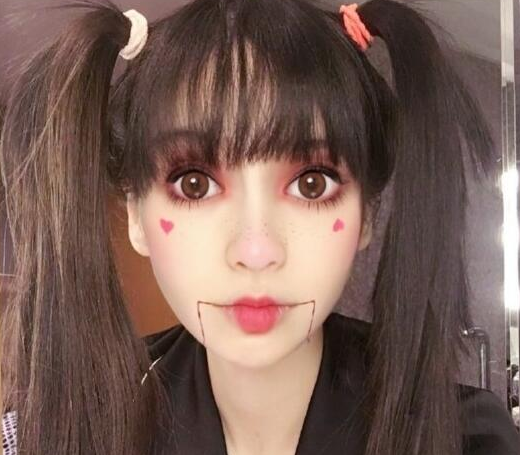 baby变身鬼娃娃 万圣节惊悚妆容是这样的?