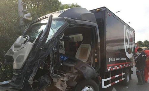 上海浦东发生两起多车追尾事故 已致9死43伤