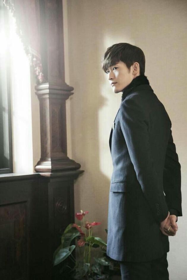 张翰再现霸道总裁范 送粉丝衣系《杉杉》私人定制